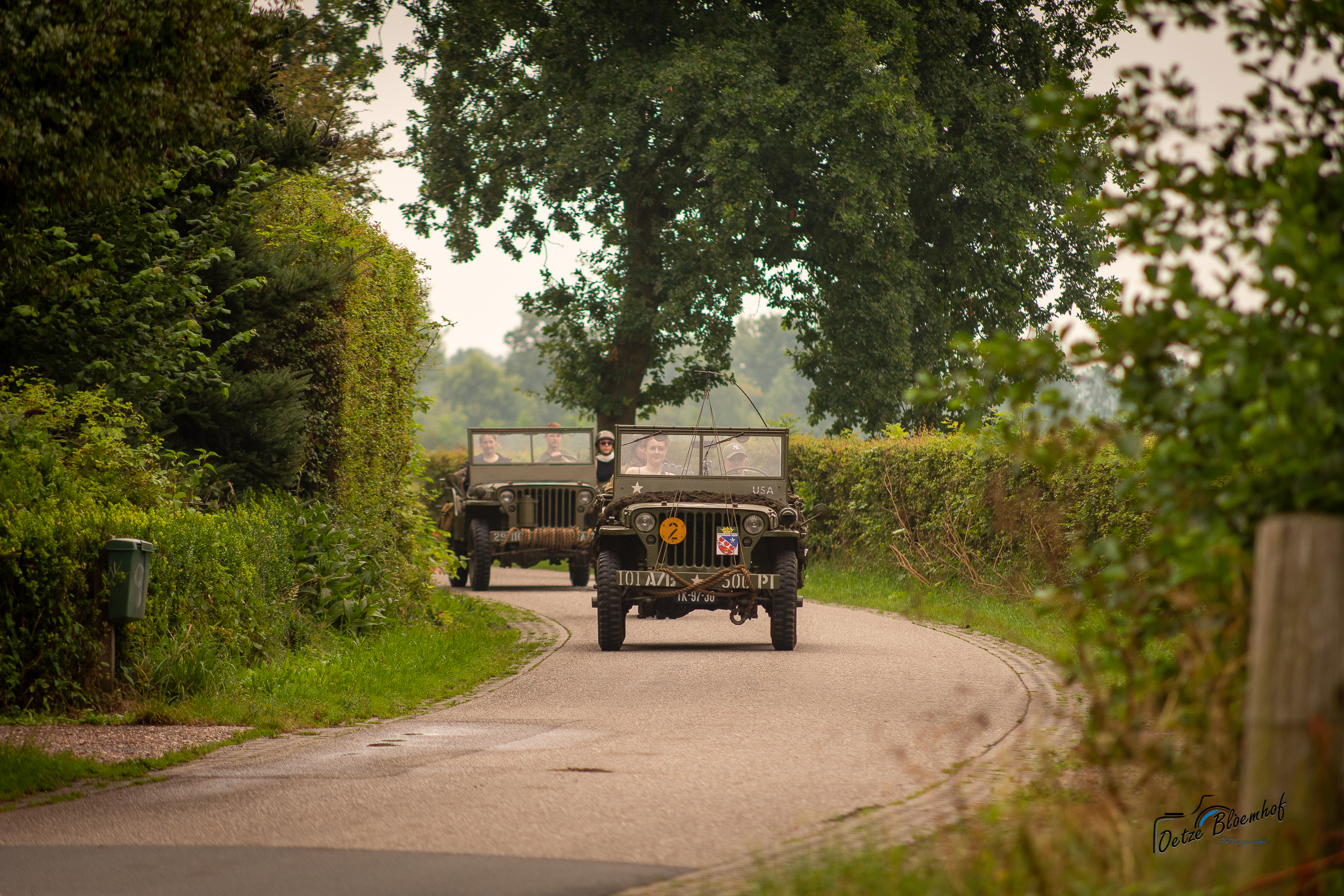 Legerauto's op de Boskwei in Sumar